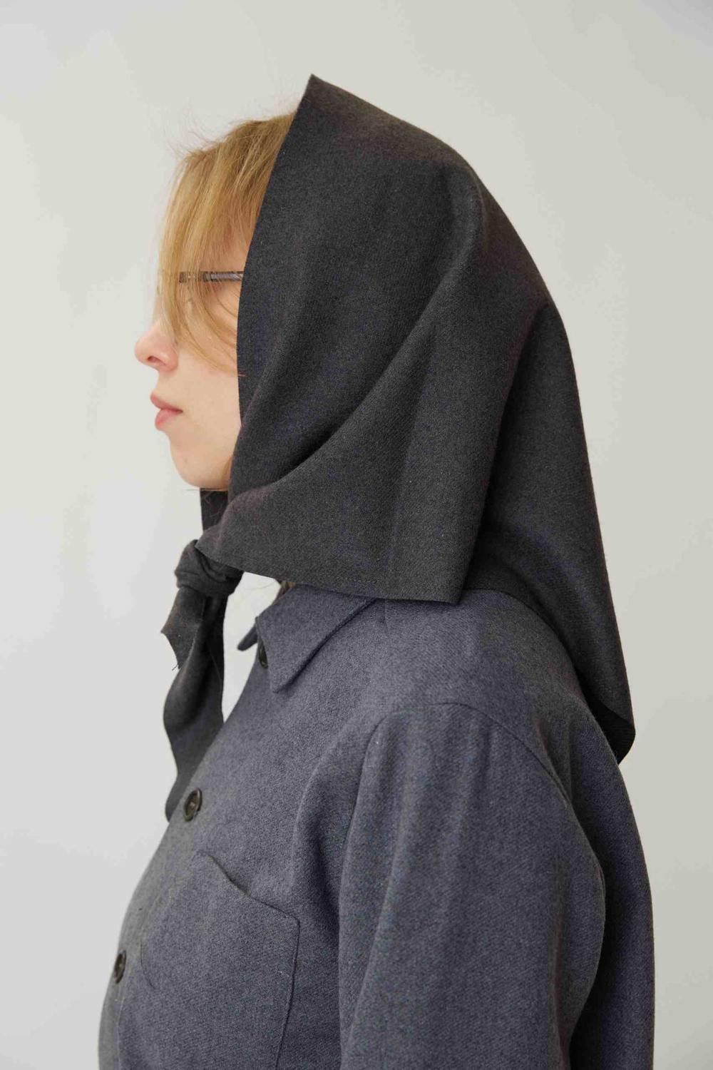 Косынка из костюмной серой шерсти