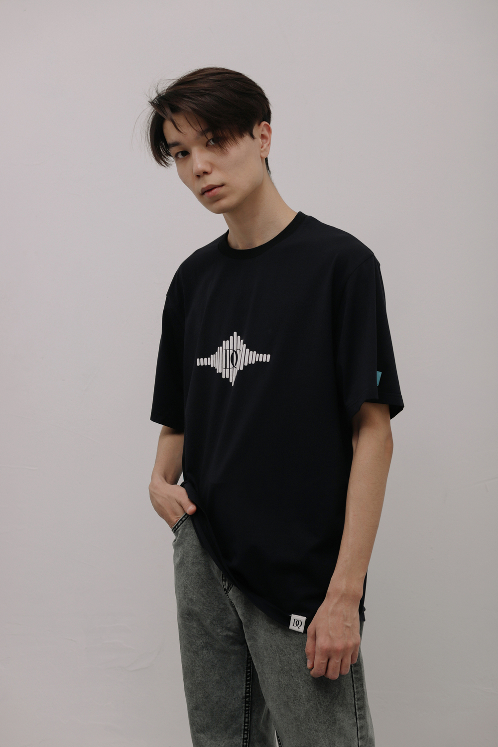 印有 "DQ声音 "的T恤衫