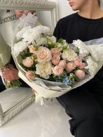 Сборный букет раскидистой формы с хризантемой и кустовой пионовидной розой в оформлении