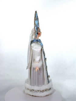 Фарфоровая кукла коллекционная Снегурочка в белой шубе и резном кокошнике. Новогодняя игрушка под ёлку ручной работы