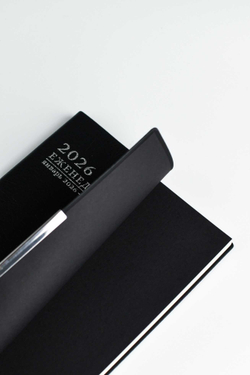 Еженедельник датированный 2026 ESCALADA, А6+, 80 л., арт. 70341/ 20 ШЕВРЕТ ГЛОСС ЧЁРНЫЙ (кожзам: 134х189 мм, мягкий переплёт, запаянный край, материал обложки: искусственная кожа "Шеврет глосс"; декор: тиснение фольгой, металлический шильд по краю об