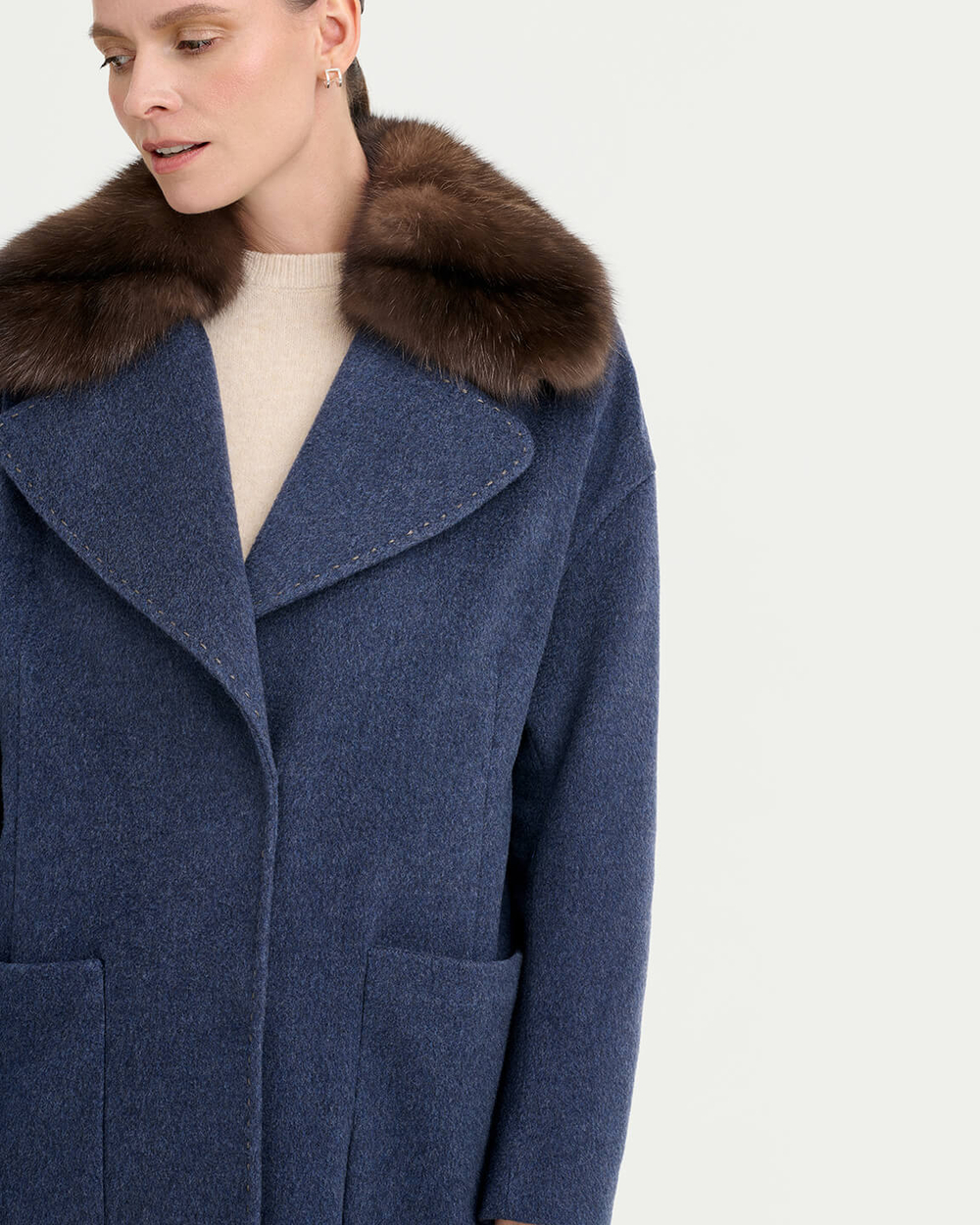 Пальто кашемировое с отделкой из меха соболя