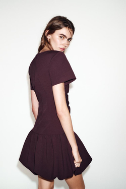 ZARA КОРОТКОЕ ПЛАТЬЕ-БАЛЛОН, БАКЛАЖАННЫЙ