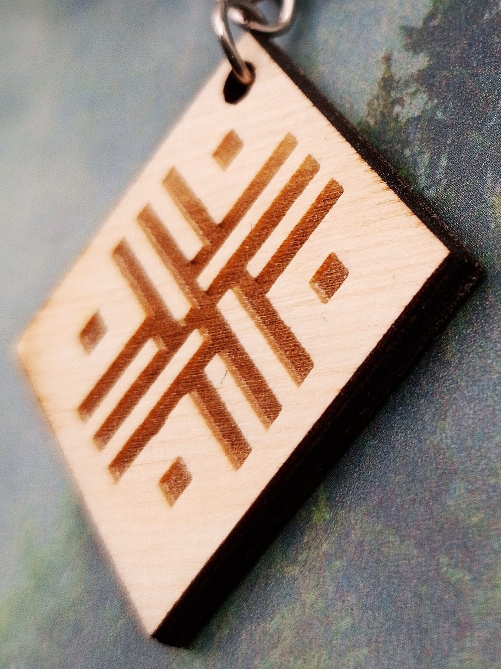 Брелок из дерева Путник