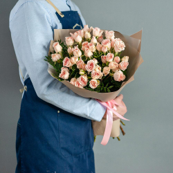 Букет кустовых роз в оформлении