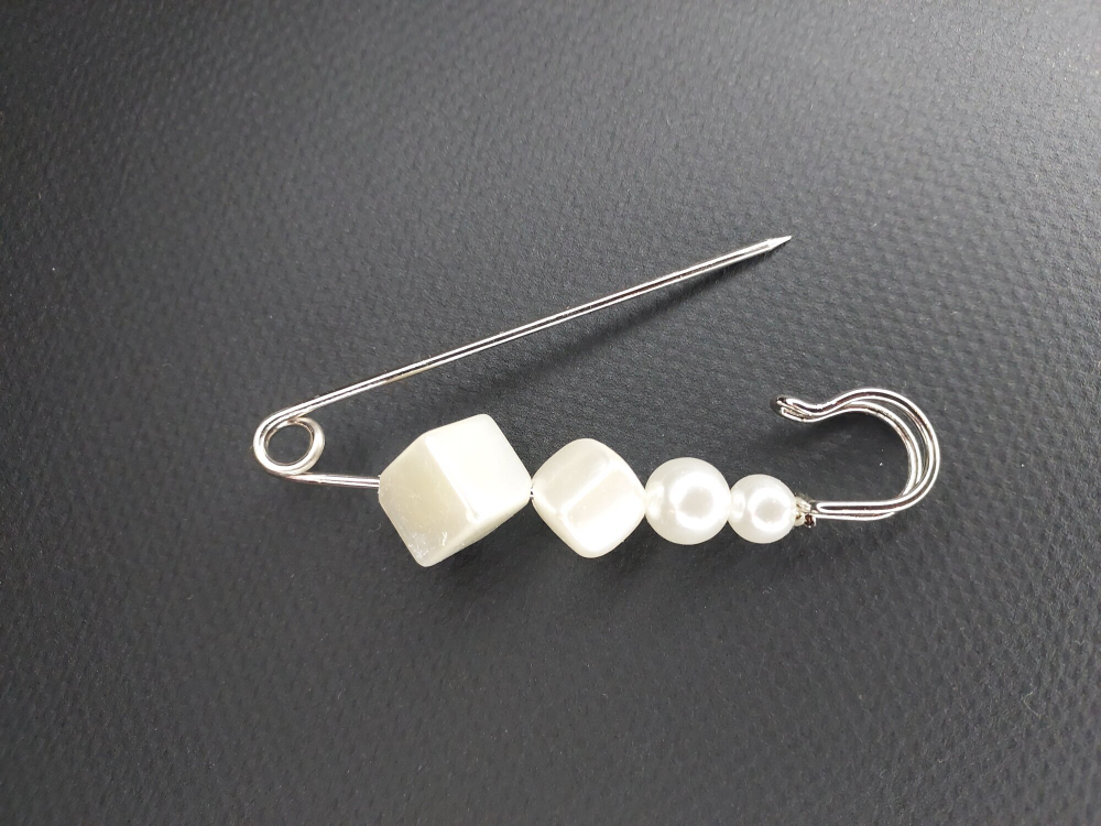 Булавка брошь "Жемчужная роскошь" для кардигана. пальто. Костюма. Цвет  белый