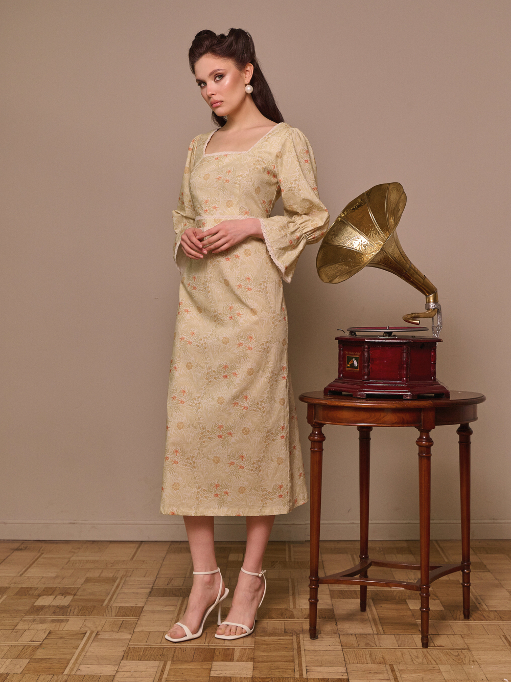 Платье с квадратным вырезом