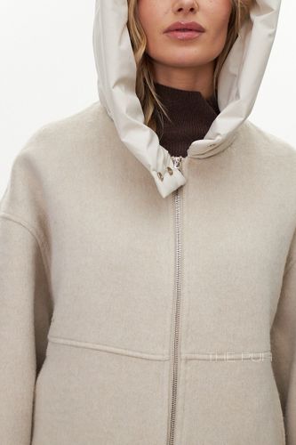 Бежевая куртка без утеплителя с объёмным капюшоном
