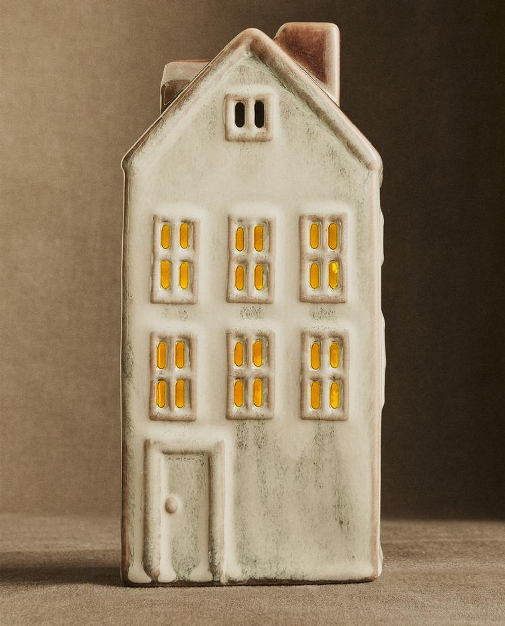 ZARA HOME РОЖДЕСТВЕНСКОЕ УКРАШЕНИЕ «ФАРФОРНЫЙ ДОМИК» С ПОДСВЕТКОЙ, КОРИЧНЕВЫЙ