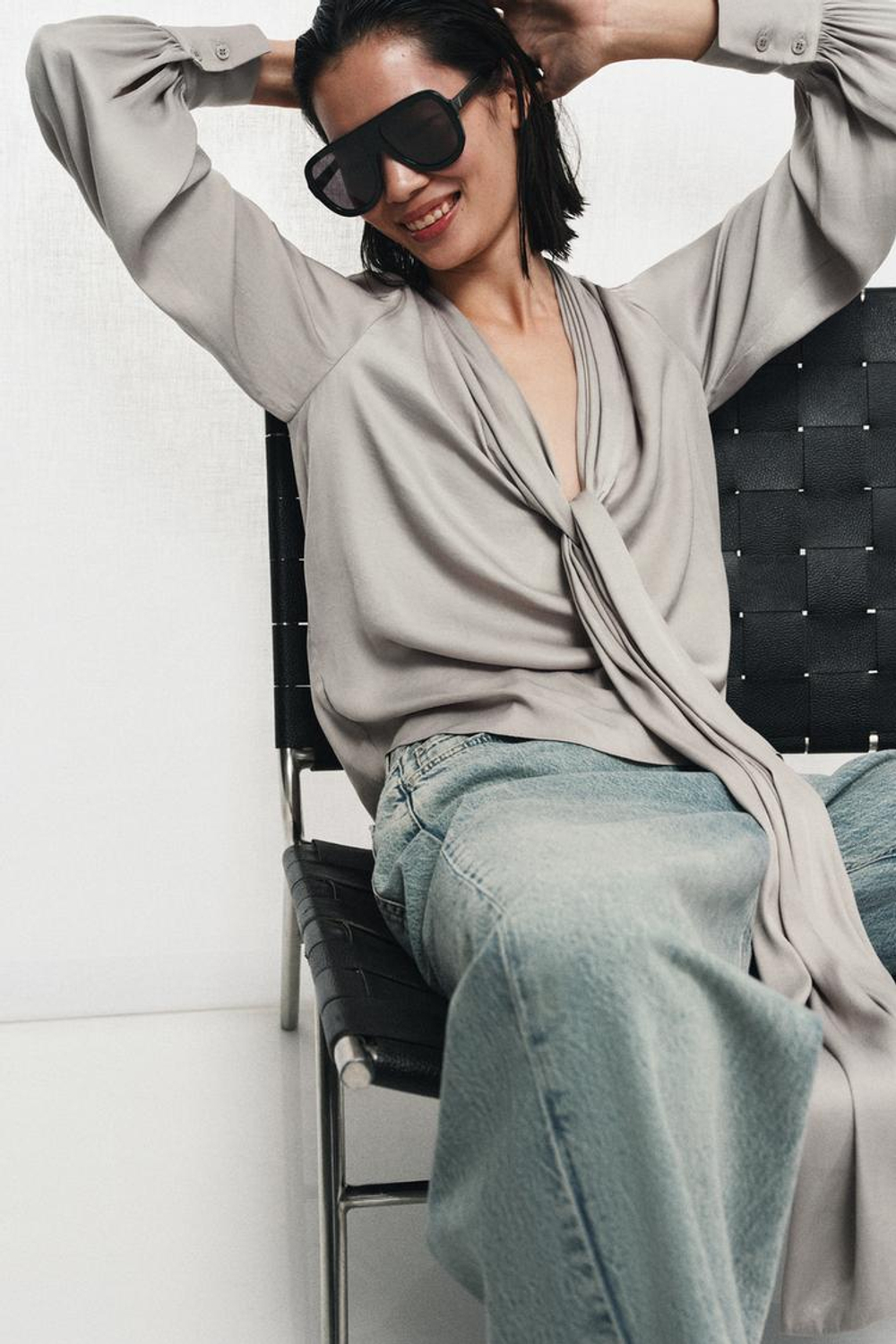 ZARA БЛУЗА С V-ОБРАЗНЫМ ВЫРЕЗОМ И ЗАВЯЗКАМИ — ZW COLLECTION, ЖЕМЧУЖНО-СЕРЫЙ