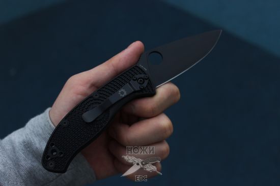 Складной нож Spyderco Tenacious Lightweight 122PBBK c клинком из стали 8Cr13MoV, рукоять FRN