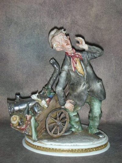 Статуэтка. Фарфор. Старьёвщик. Capodimonte. Италия