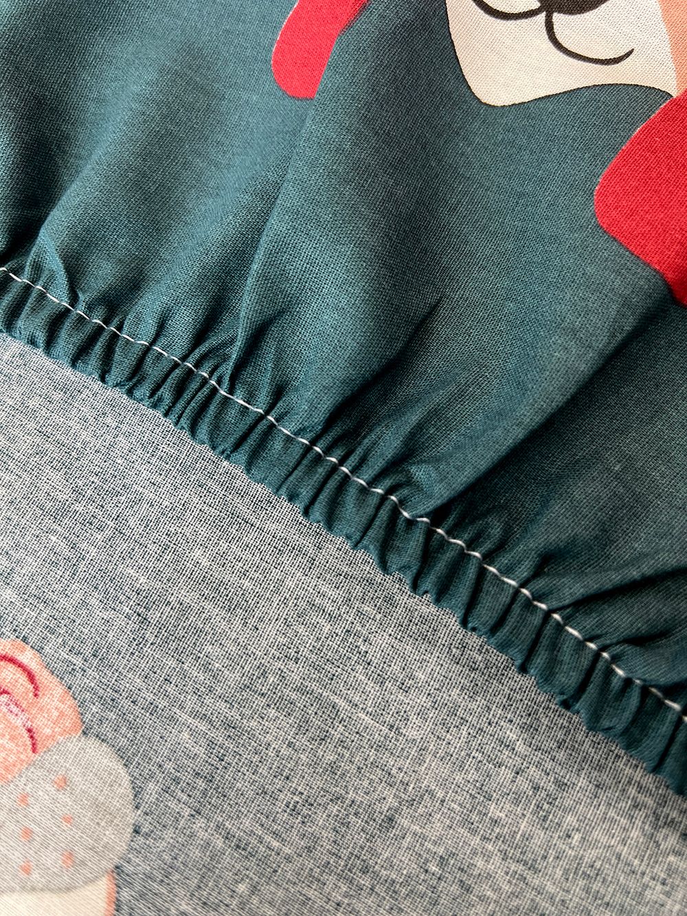 Постельное белье Сказка "Dogs " 1,5-сп   наволочка 50х70 1шт Простынь на резинке 90х200 см  Пододеяльник 145х215 см