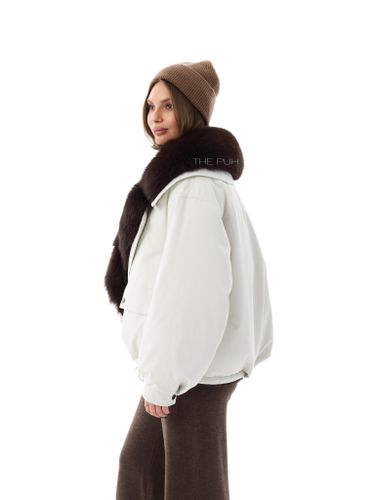 Короткий белый пуховик с воротником из лисы