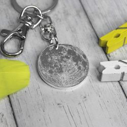Серебряный брелок Луна с гравировкой на заказ