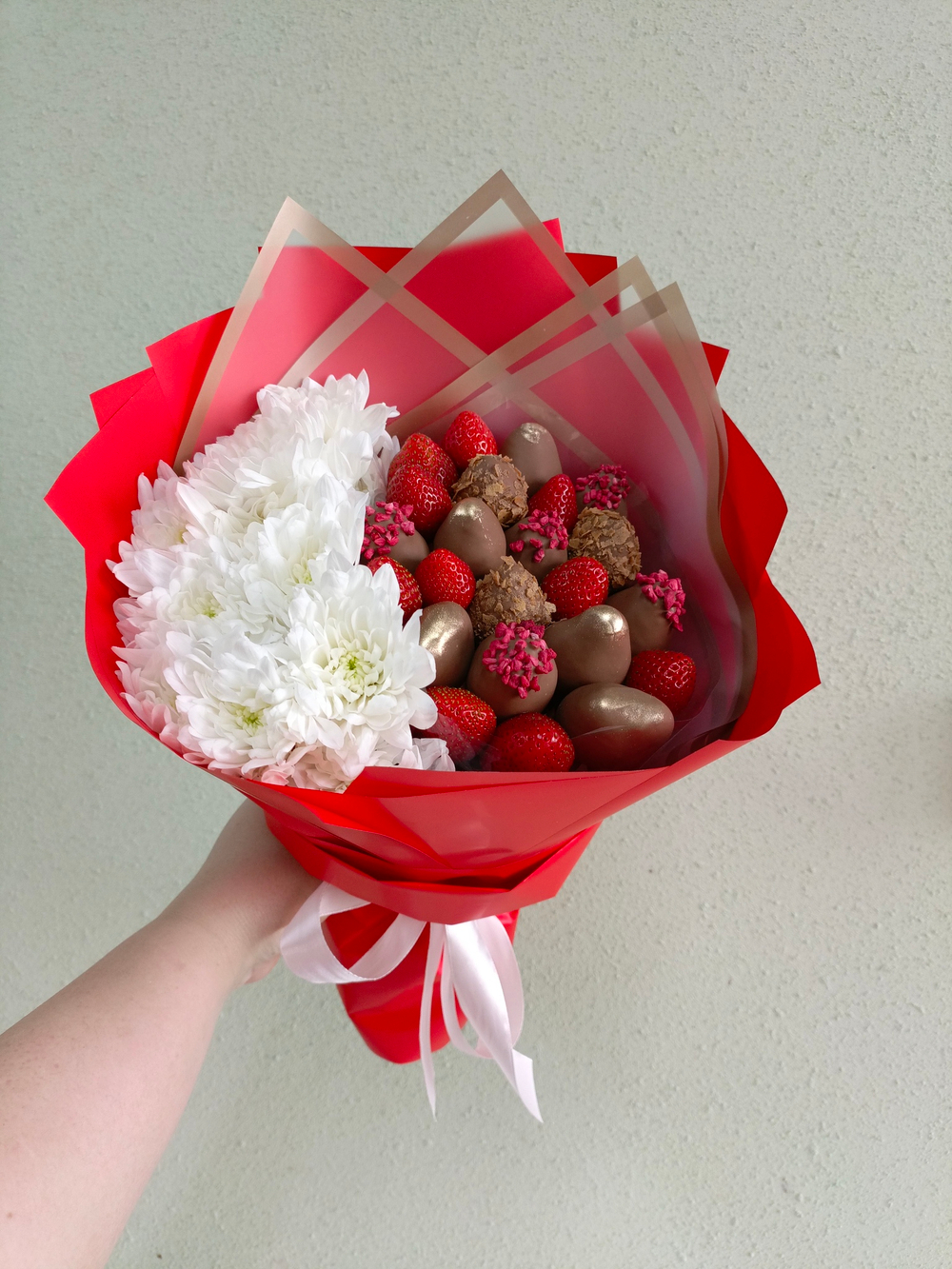 Букет из клубники в шоколаде и хризантемы