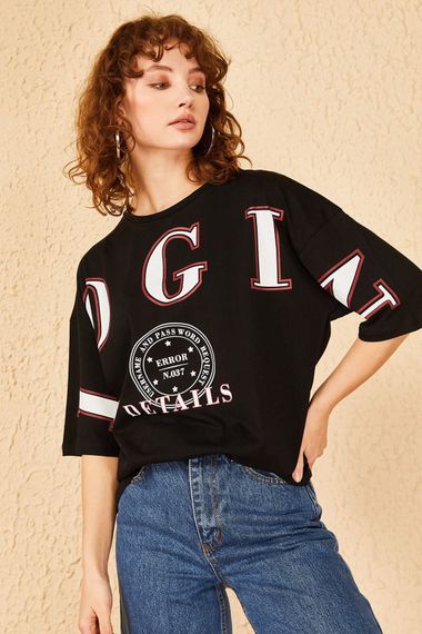 Qadın üçün geniş ölçülü qara t-shirt LOGİN 10501023