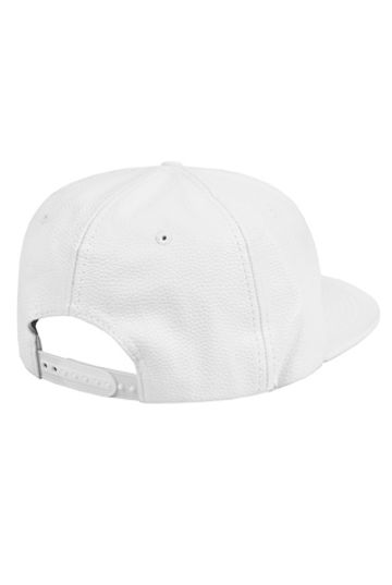 Бейсболка с прямым козырьком из экокожи белая