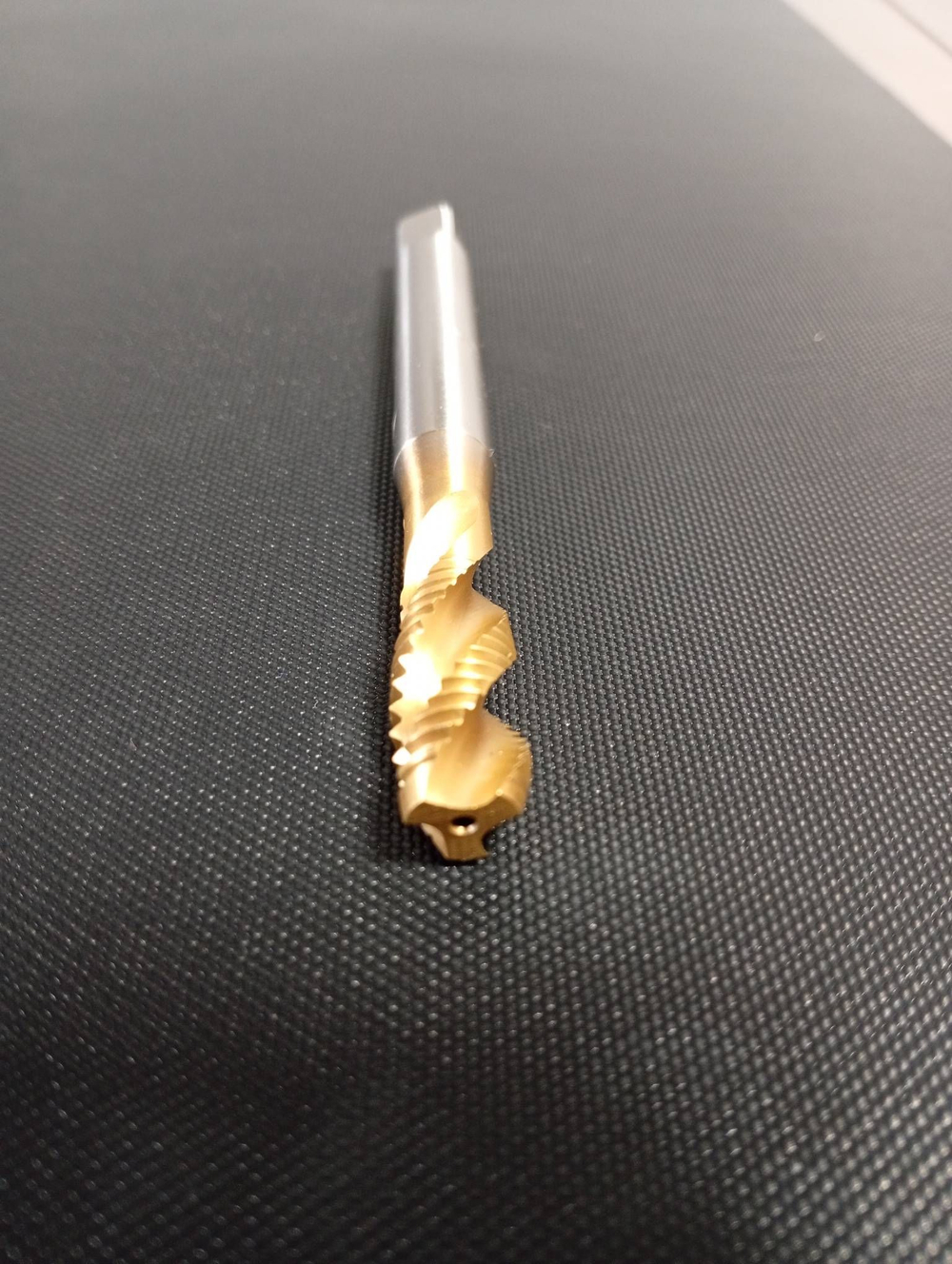 Метчик машинно-ручной М10х1.5 DIN 371 HSSE для глухих отверстий с винтовой канавкой с покрытием TiN