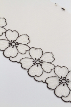 Вышивка на сетке светло-персиковая с коричневым ширина 16 см ОТРЕЗ 0.45 м