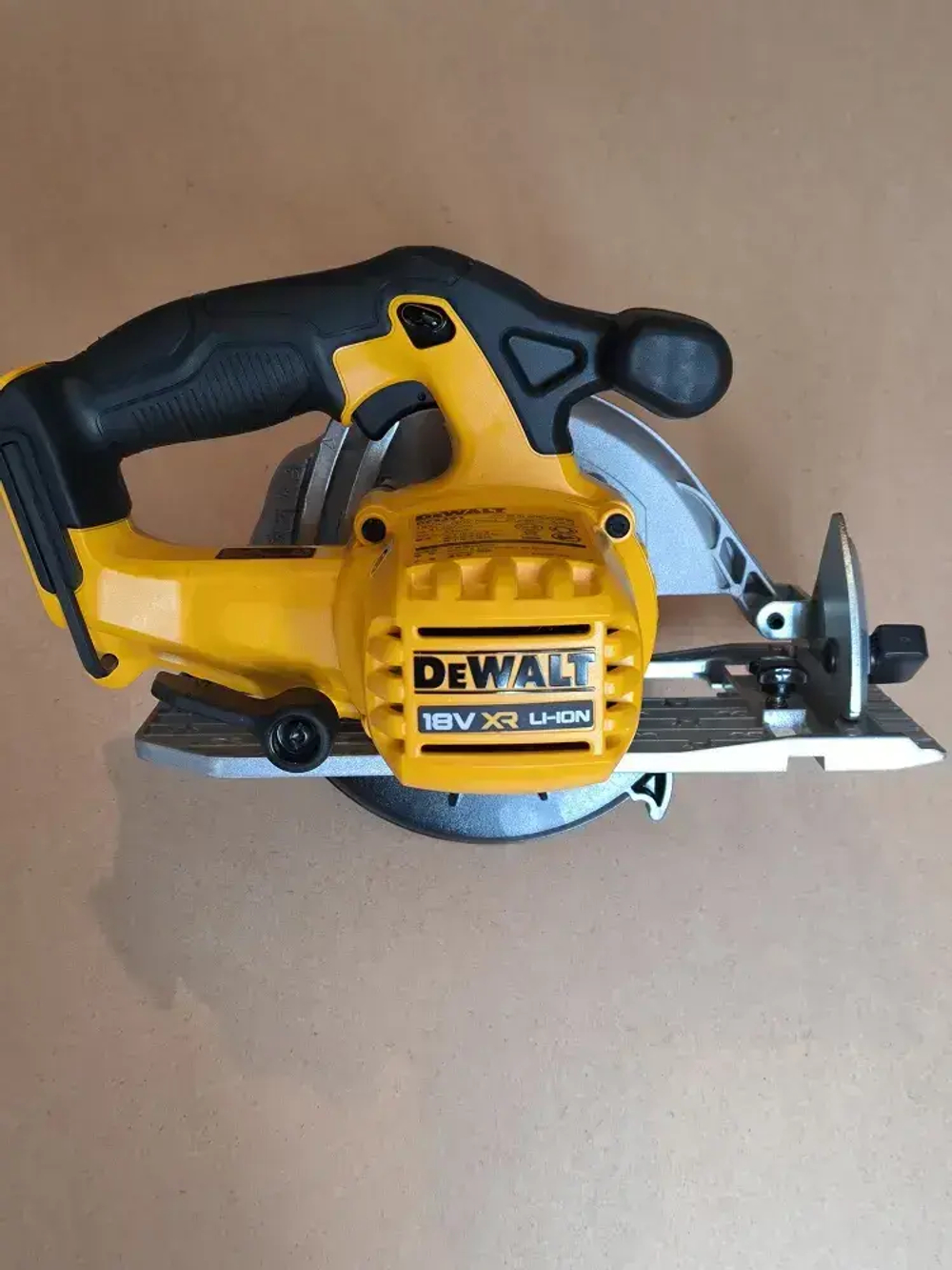 Аккумуляторная дисковая пила Dewalt DCS391N
