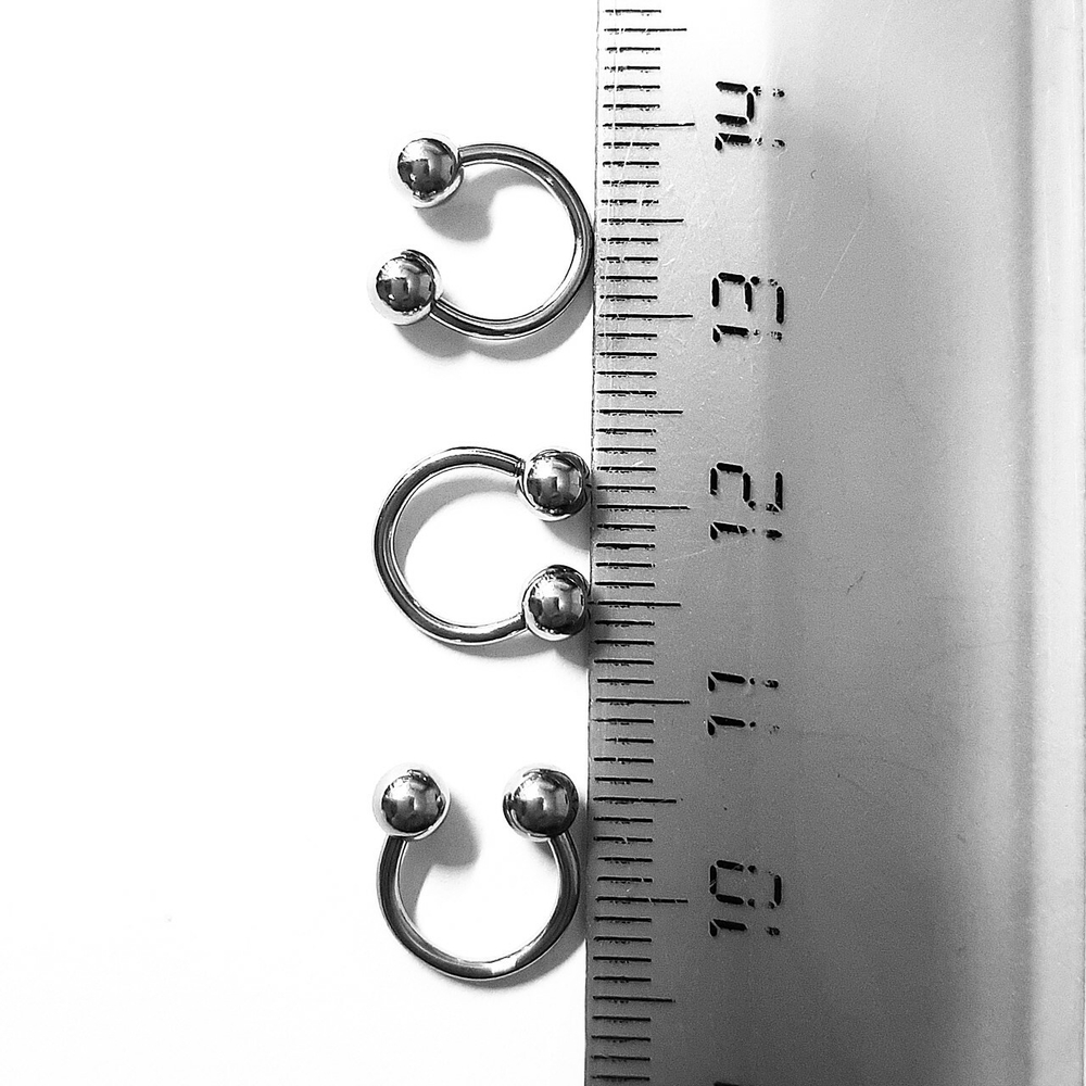 Подковы, полукольца для пирсинга: диаметр 8 мм, толщина 1.2 мм, диаметр шариков 4 мм. Сталь 316L. 1 шт