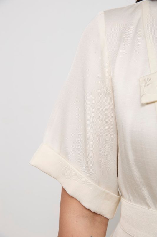 Платье-рубашка из премиального льна с вышивкой, молочный