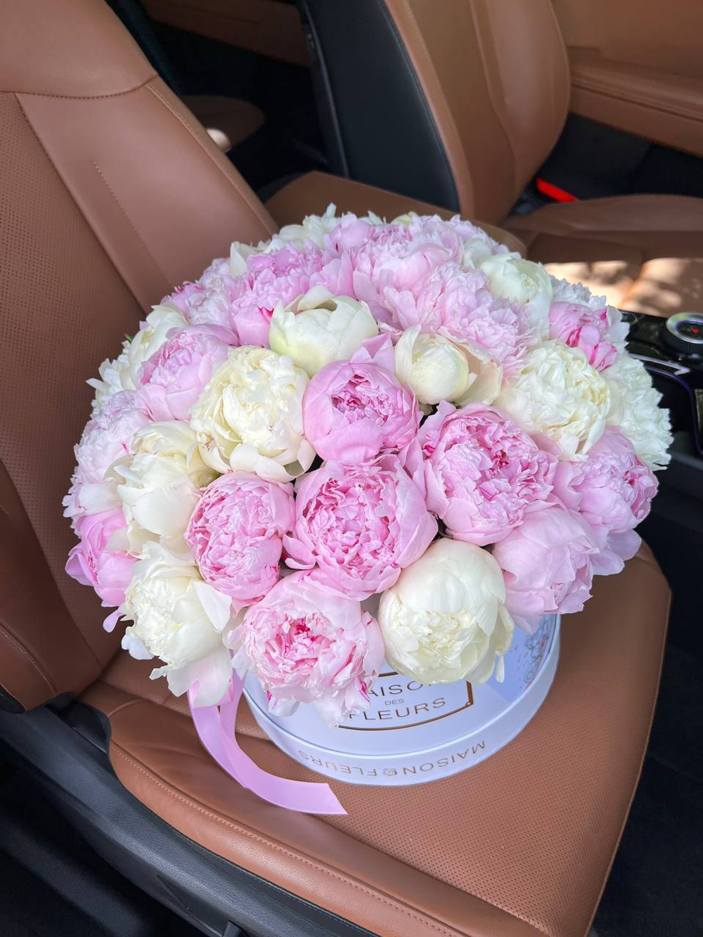 Композиция из 51 пиона в белой подарочной коробке "Maison des fleur"