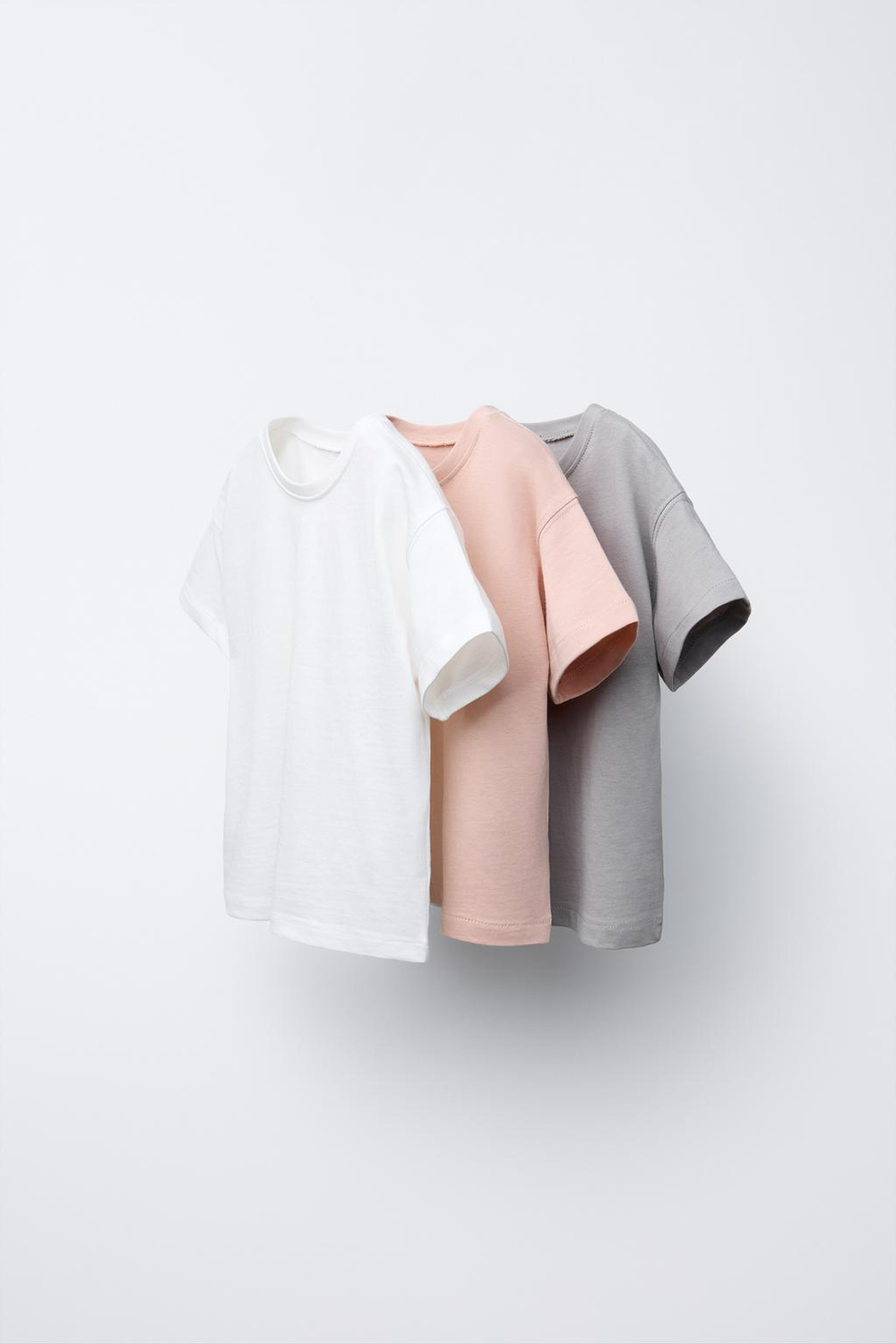 ZARA НАБОР ИЗ ТРЕХ ОДНОТОННЫХ ФУТБОЛОК, КАМЕННЫЙ С МЕЛАНЖЕВЫМ ЭФФЕКТОМ