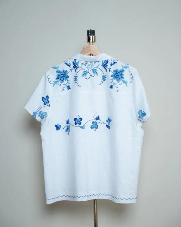 Рубашка с Синими Цветами Вышитыми Вручную 2 белая - фото 6