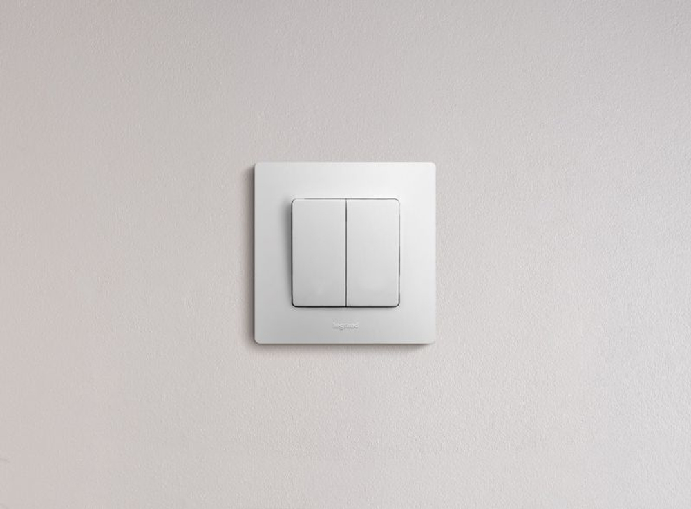 Выключатель 2-кл. СП Etika 10А IP20 250В 10AX безвинтов. зажимы механизм бел. IEK 672202