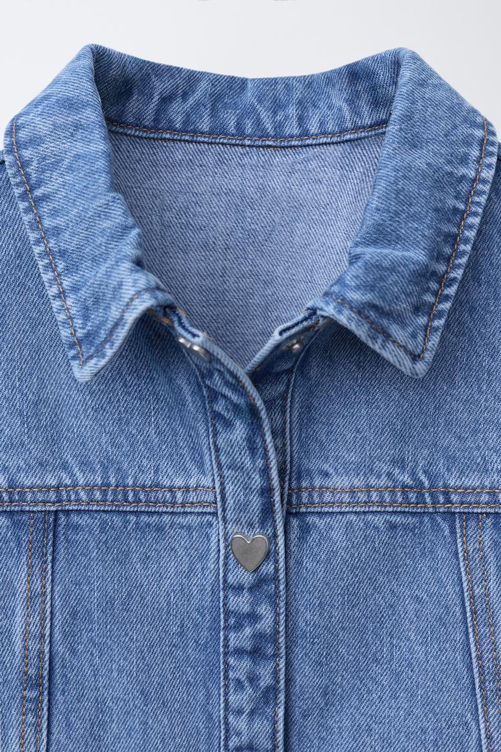 ZARA ДЖИНСОВОЕ ПЛАТЬЕ С ПУГОВИЦАМИ «СЕРДЕЧКИ», ВЫЦВЕТШИЙ СИНИЙ