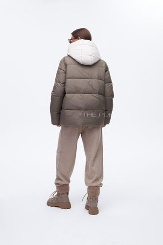 Пуховик цвета хаки с контрастными деталями