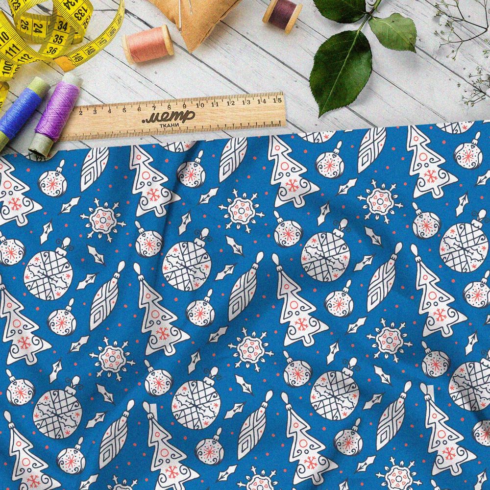 Ткань барби старые ёлочные игрушки на голубом фоне