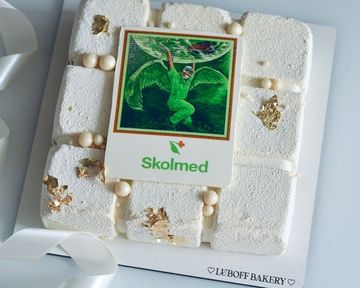 Торт на день медика с шоколадной открыткой