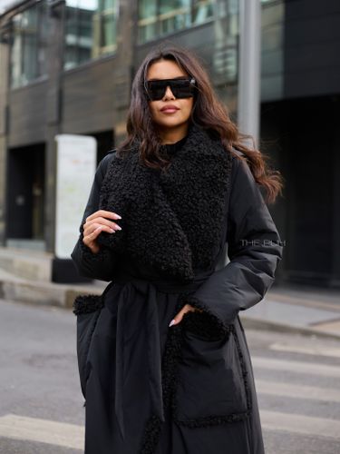 Утепленное черное пальто с эко-мехом