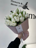 Букет из 25-ти белых классических тюльпанов