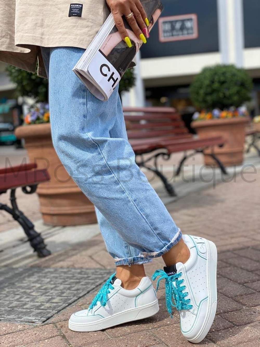 Белые кроссовки Chanel с голубыми шнурками Шанель люкс класса