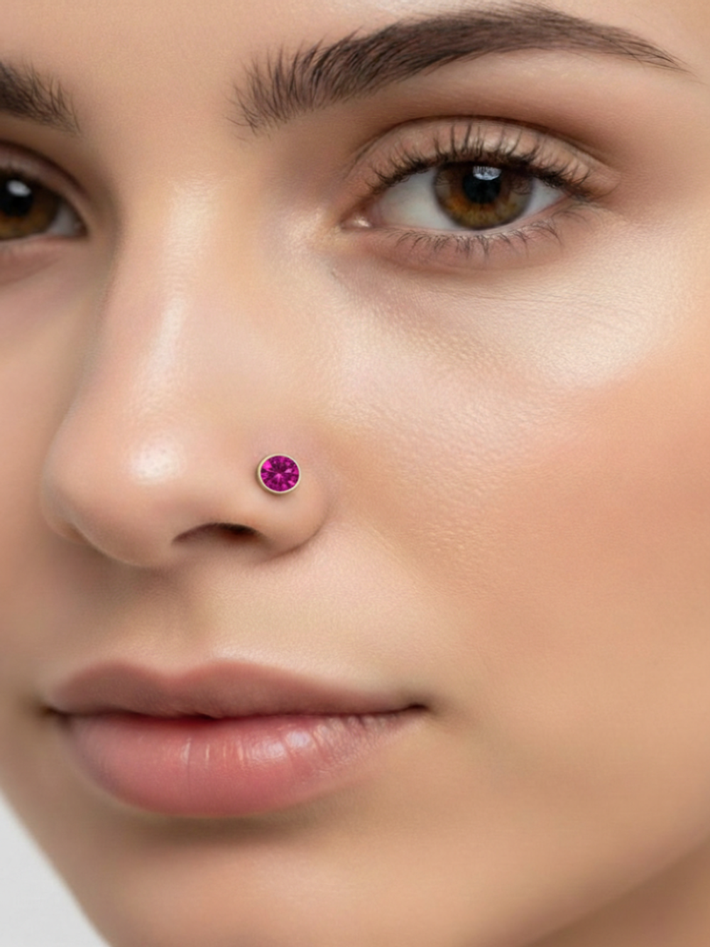 Нострила изогнутая для пирсинга носа из медицинской стали с кристаллом 3 мм.