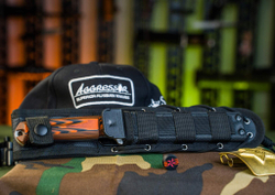 Подарочный набор: Aggressor AUS-8 Stonewash Black-Orange G10 и шкатулка 80 лет Великой Победы