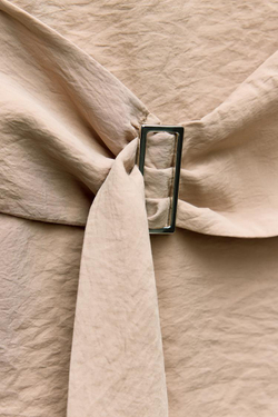 ZARA СТРУЯЩИЙСЯ ТОП С ГОРЛОВИНОЙ ХАЛТЕР И ОТКРЫТОЙ СПИНОЙ, КАМЕННО-СЕРЫЙ