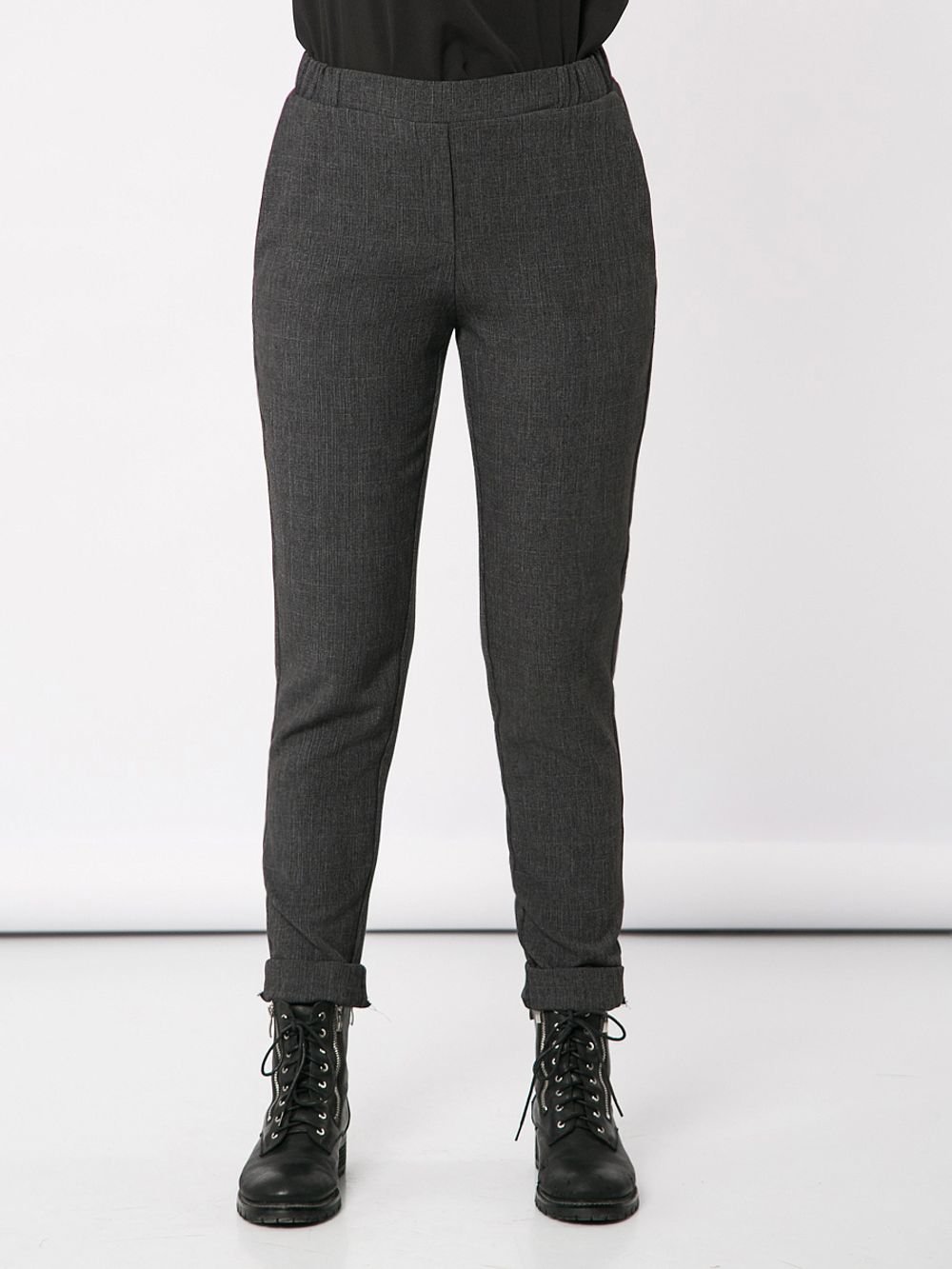 Укороченные брюки зауженные к низу из костюмной ткани с люрексом