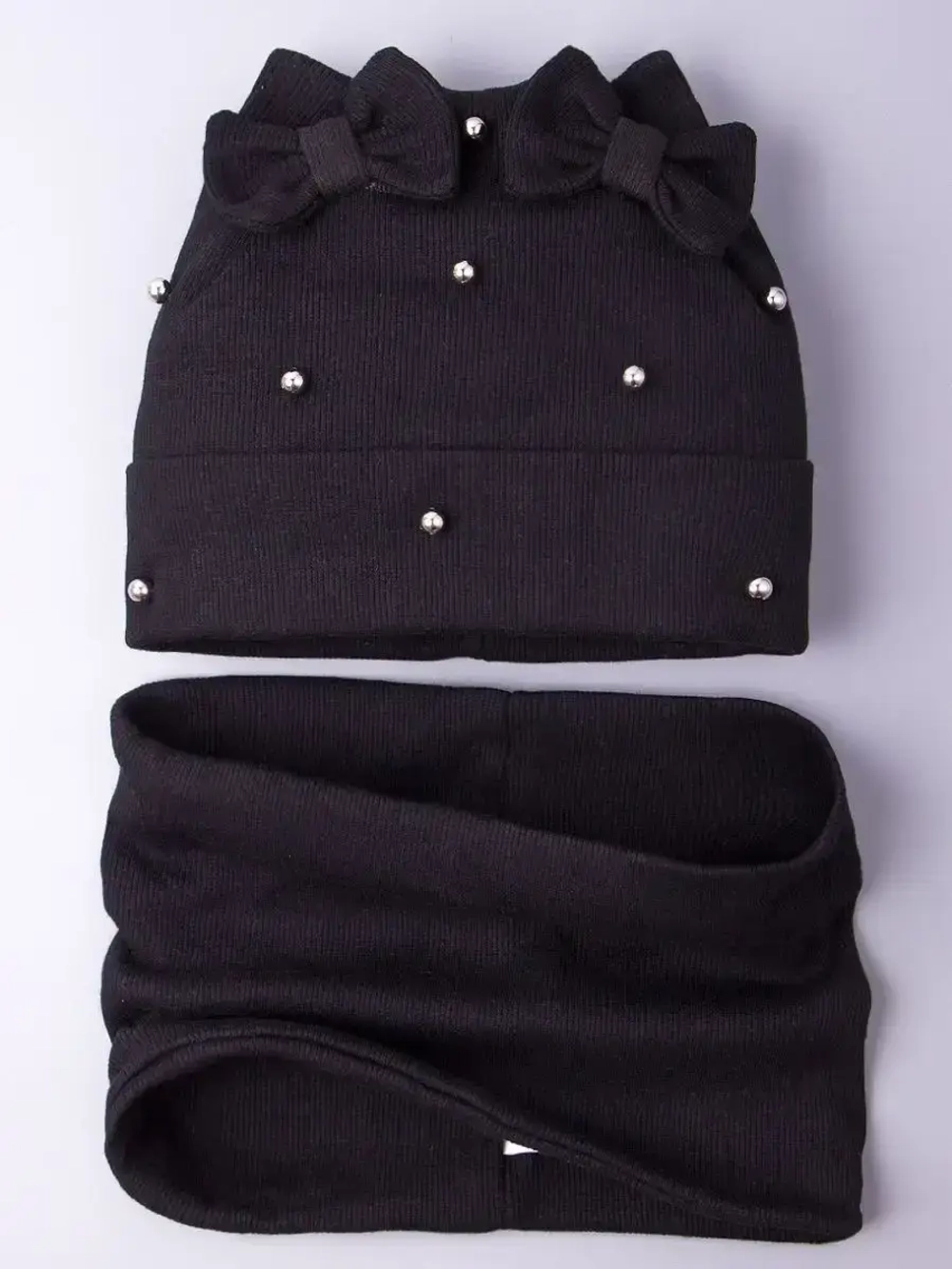 Шапка для девочки на осень с бусинами и снуд