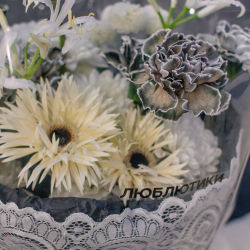 111. Кружевной авторский букет с нерине и диантусами