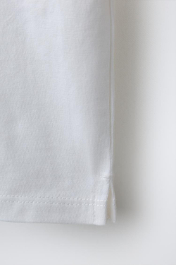 ZARA ФУТБОЛКА С ПРОРЕЗИНЕННОЙ НАШИВКОЙ, БЕЛЫЙ