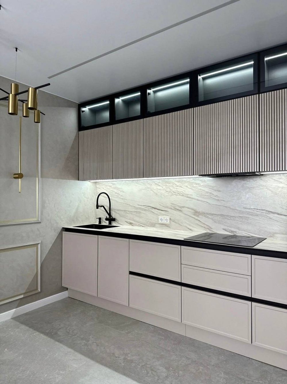 Современная кухня «Эмаль Премиум» с фрезерованными фасадами и витражами