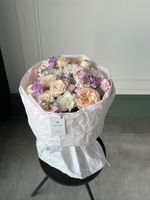 Букет сборный из кустовых пионовидных роз, диантусов и маттиолы