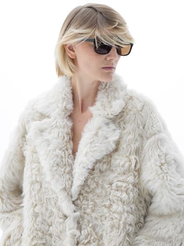 Длинная шуба из овчины в белом цвете