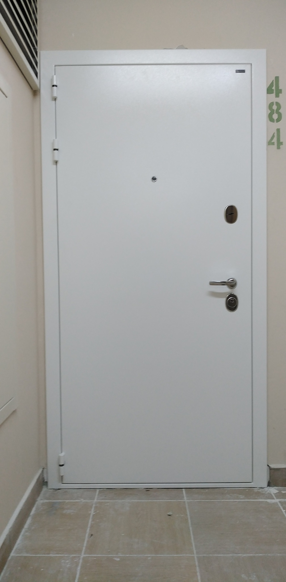 Входная металлическая дверь  Интекрон Колизей White (Белая шагрень) / Венге В-07 с молдингом гладкая