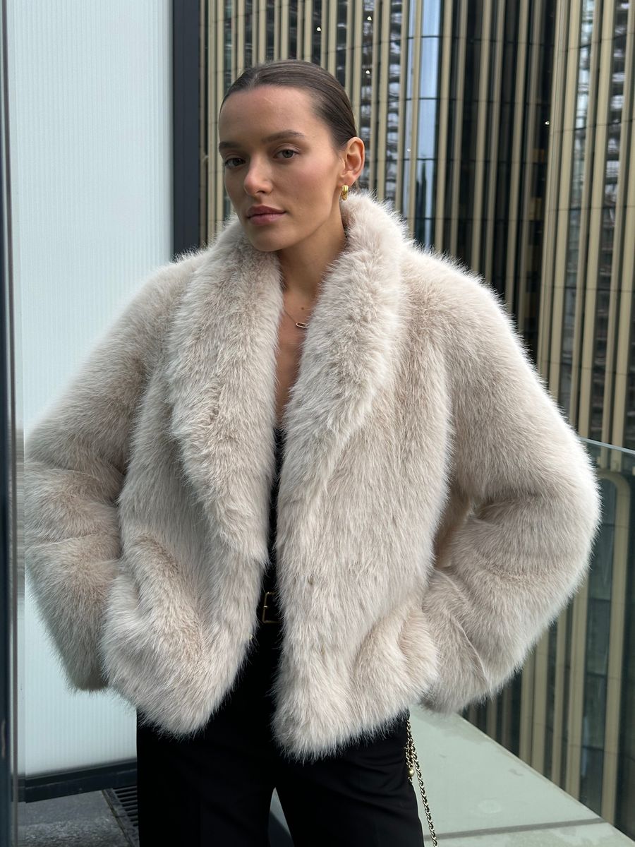 Шуба из эко-меха укороченная кремовая